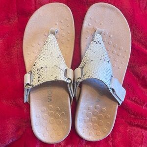 Vionic Wanda Sandal in Bone - Size 7.5